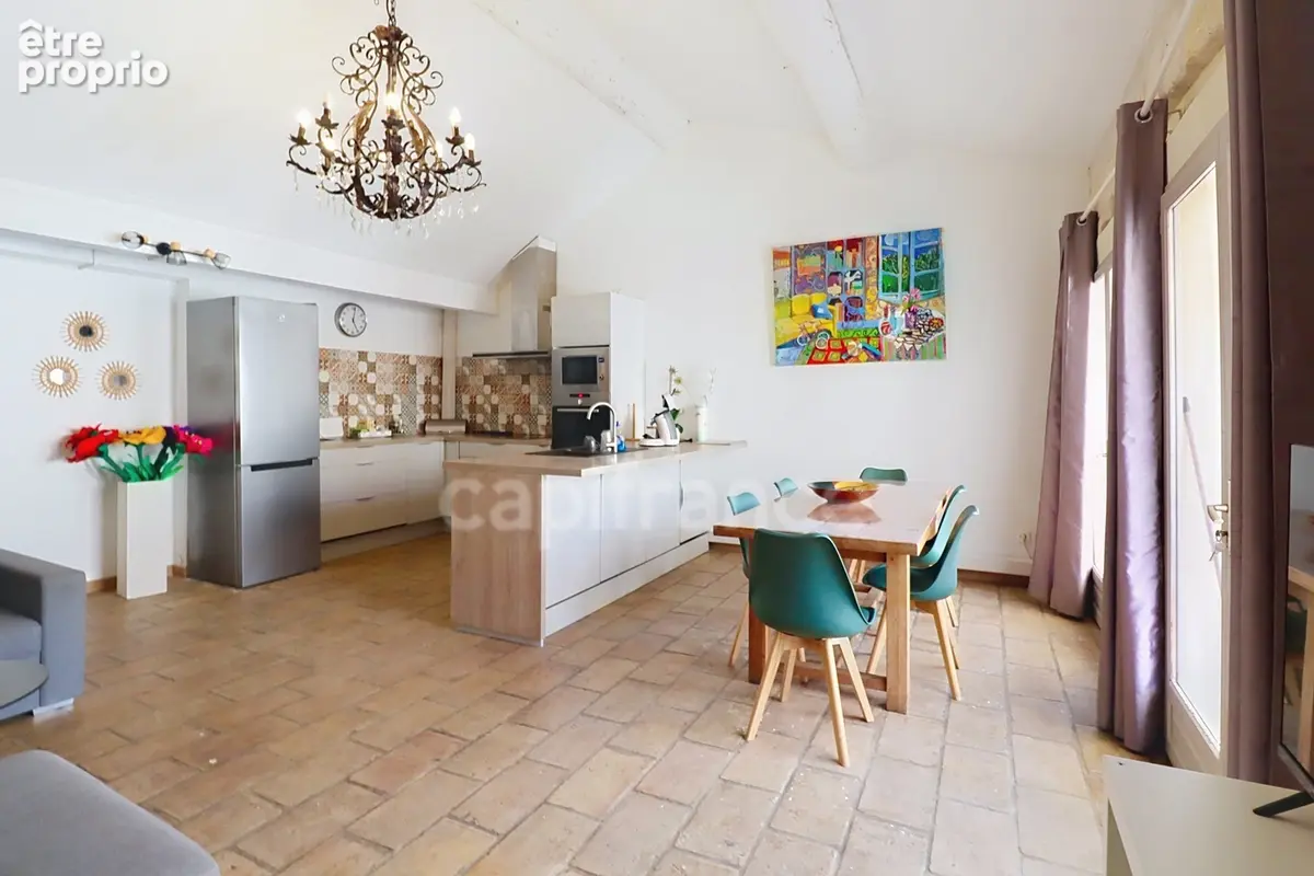GARD (30) AIGUES−MORTES (30220) intra-muros A vendre appartement T4 ~97 m2, 4 chambres et terrasse de 8.5 m2 - photo 2