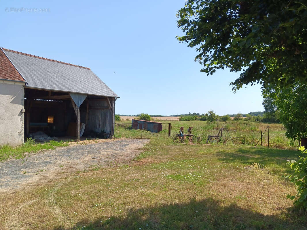 Entre Contres et Montrichard - À vendre - Longère avec dépendances et terrain. - photo 11