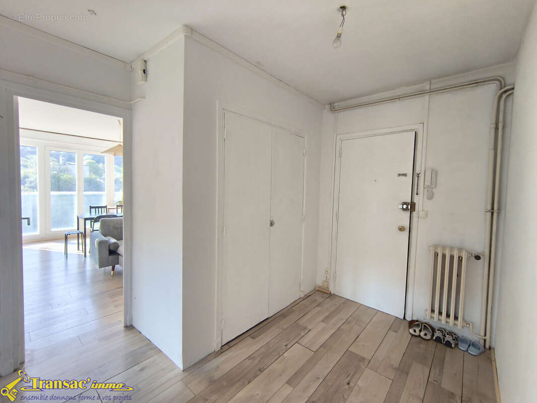 Haut de Thiers, appartement type F3 de 52m2 au RDC avec balcon et une cave. - photo 2
