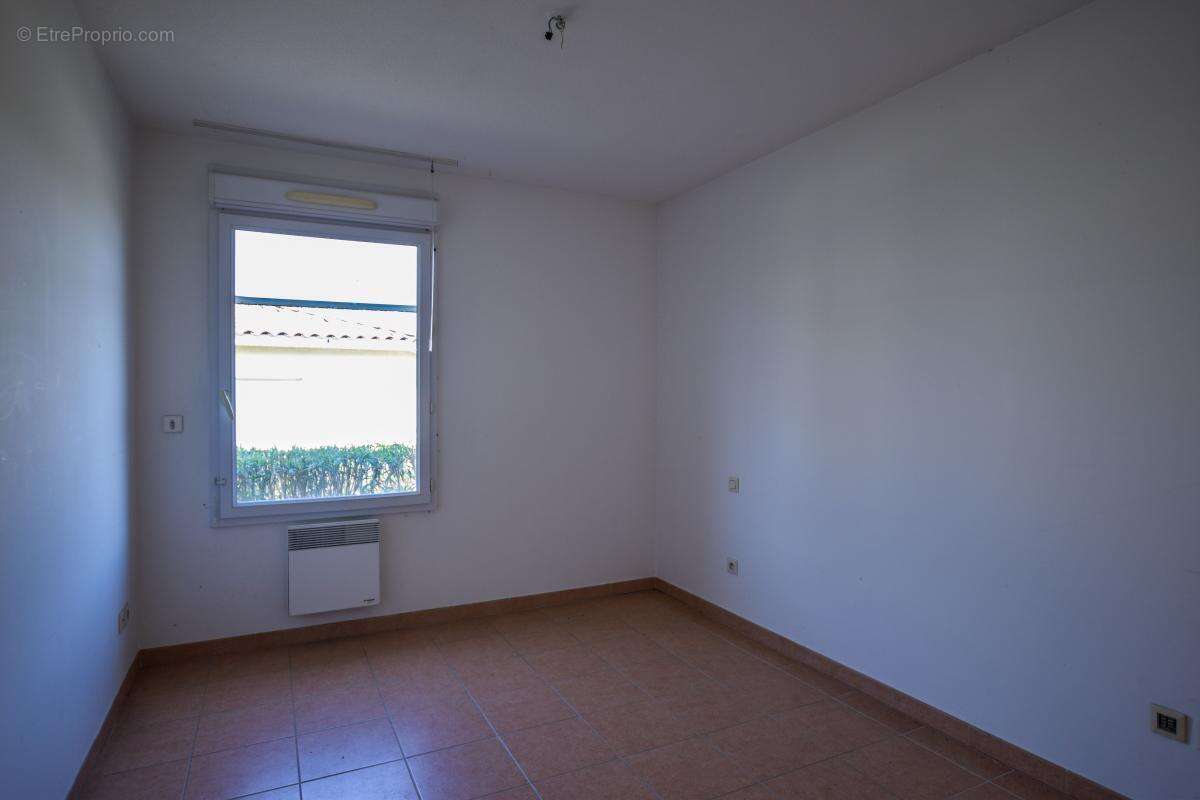 Maison de plain-pied avec garage et place de parking - photo 6