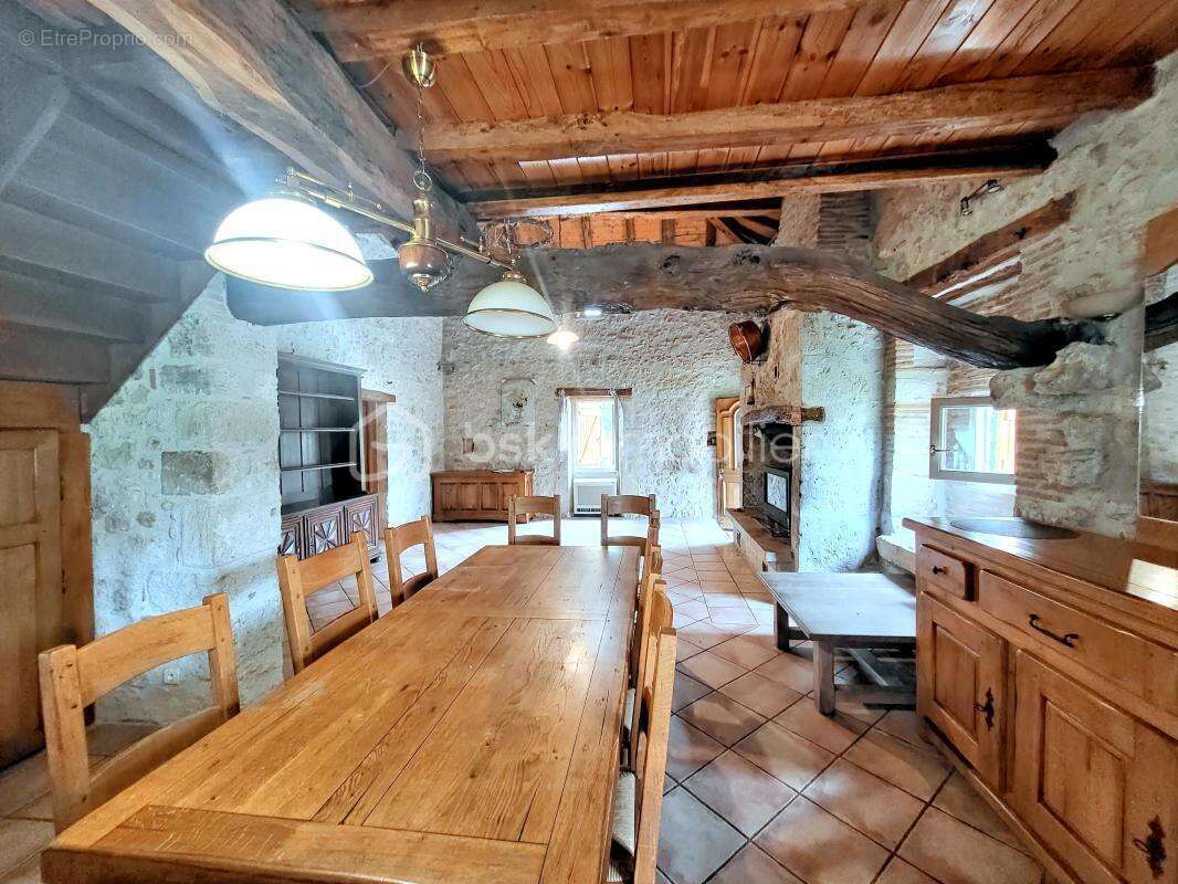 Maison en pierre+ maison locative-hangar et dependances sur parcelle de 8000 m² - photo 3