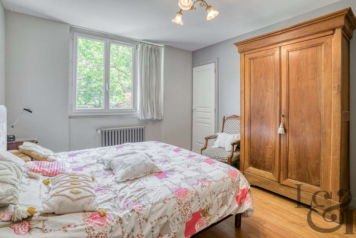 A vendre secteur Casseneuil belle villa de caractère de 7 pièces, avec piscine. - photo 11