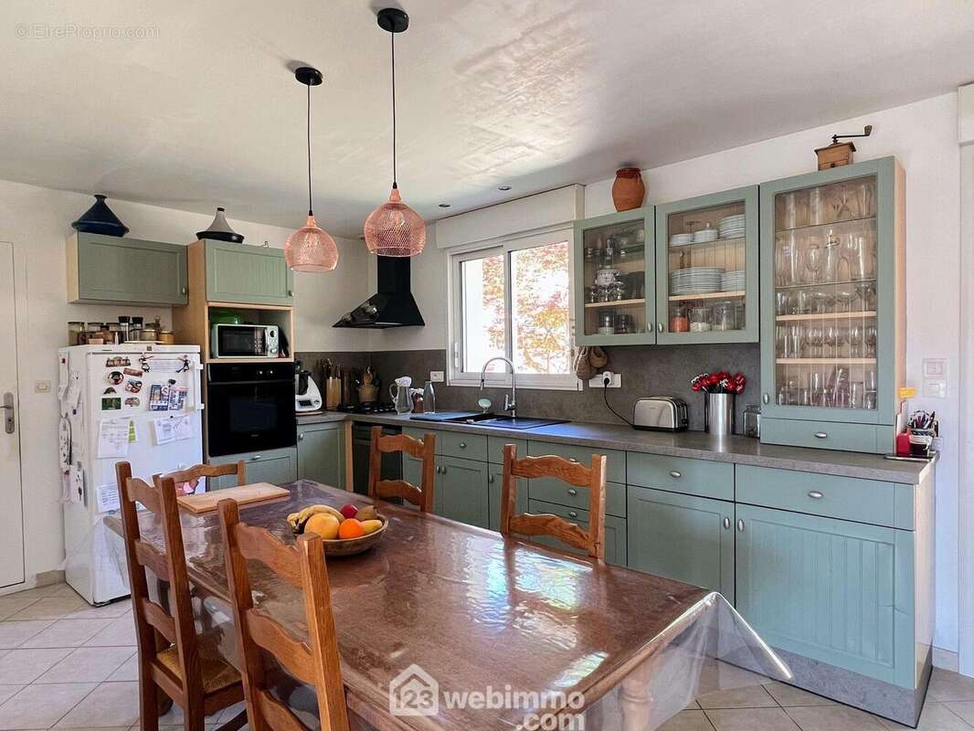 A proximité, une grande cuisine aménagée. - Maison à MONTREUIL-JUIGNE