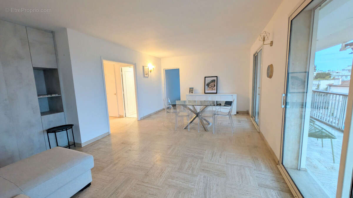 Cannes secteur Basse Californie vue dégagée mer - Appartement 3 pièces 70 m2 avec parking privé et cave - photo 2