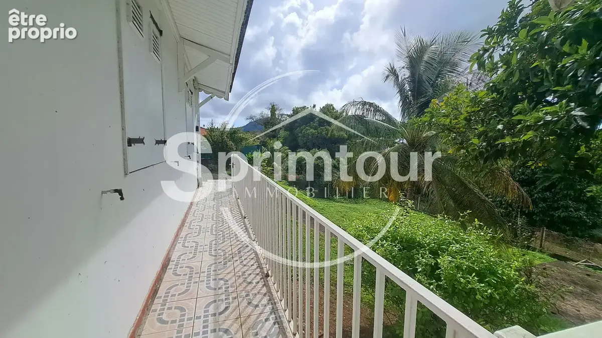 SAINT-CLAUDE-Villa T4 avec jardin, terrasse vue mer et studio indépendant + double garage - photo 24
