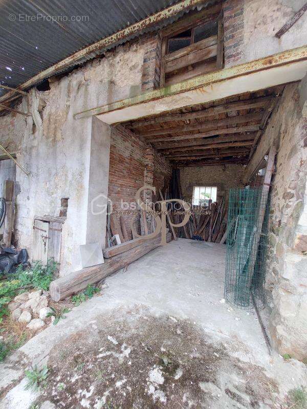 Grange, dépendances à fort potentiel, proche axes A6/A5 environ150 m² et jardin de loisirs - photo 4