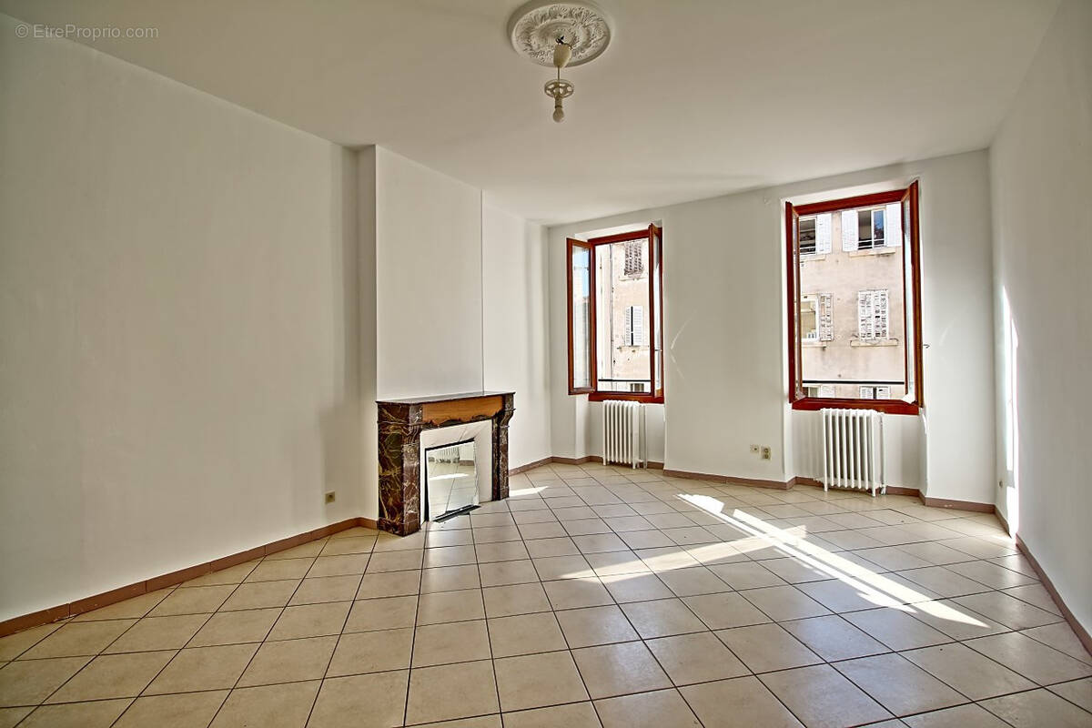 Appartement à MARSEILLE-1E