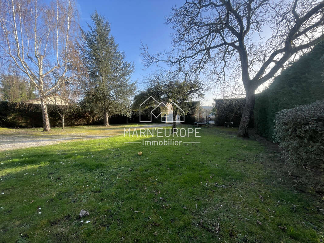 Terrain à CONDE-SAINTE-LIBIAIRE