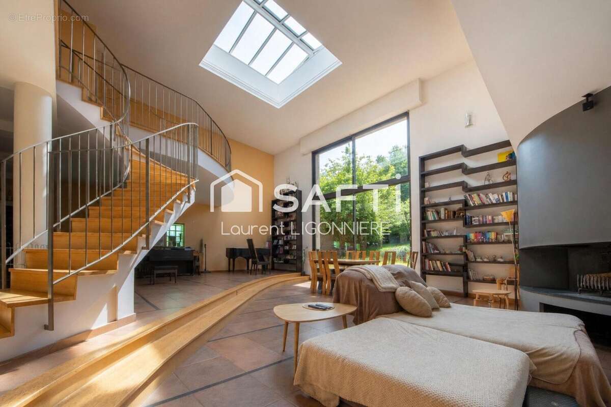 Maison 320 m² à La Queue-En-Brie  - photo 2