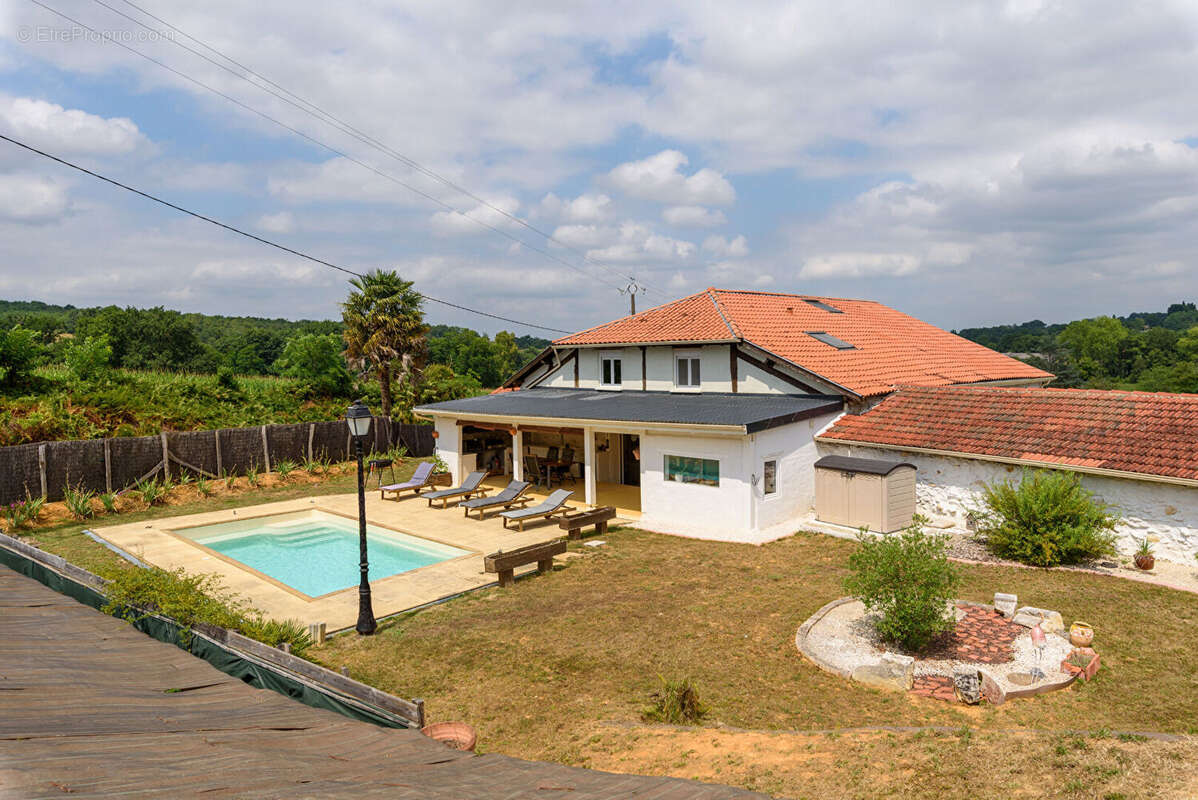 Maison 6 pièce(s) 234 m2 - photo 2