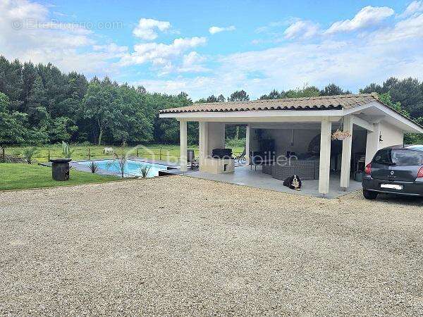 Magnifique longere renovee de 379 m2 avec 4 chambres et piscine sur 1.8 hectare !!! - photo 7