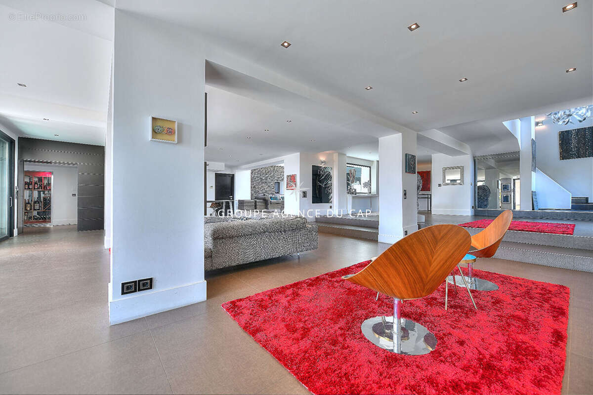 Villa d'exception à vendre à ST RAPHAEL avec vue mer. - photo 8