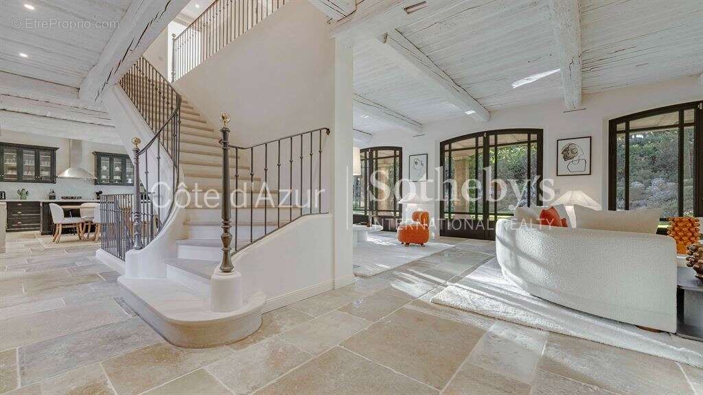 Saint-Tropez : Ensemble de deux villas avec piscines à vendre à proximité du centre - photo 12