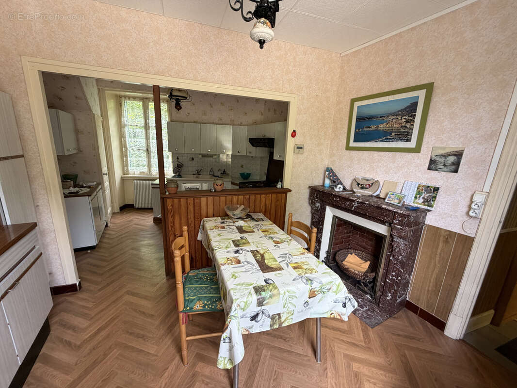 Maison à LA MONNERIE-LE-MONTEL