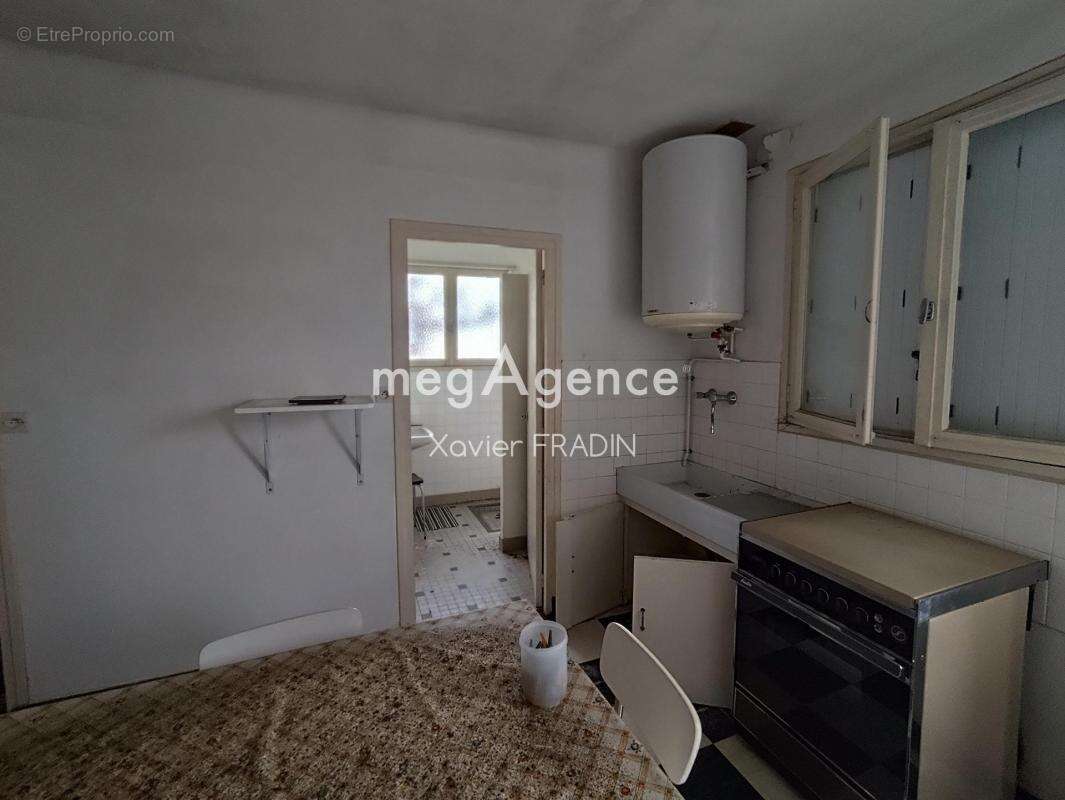 Dépendance avec studio et garage à rénover – Fort potentiel ! - photo 2