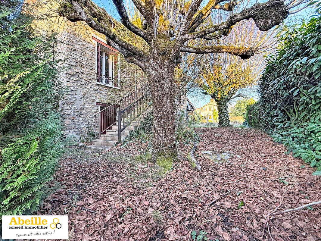 Maison ancienne de 66 m2 sur sous-sol total avec garage attenant, et preau attenant terrain de 619 m2. - photo 2