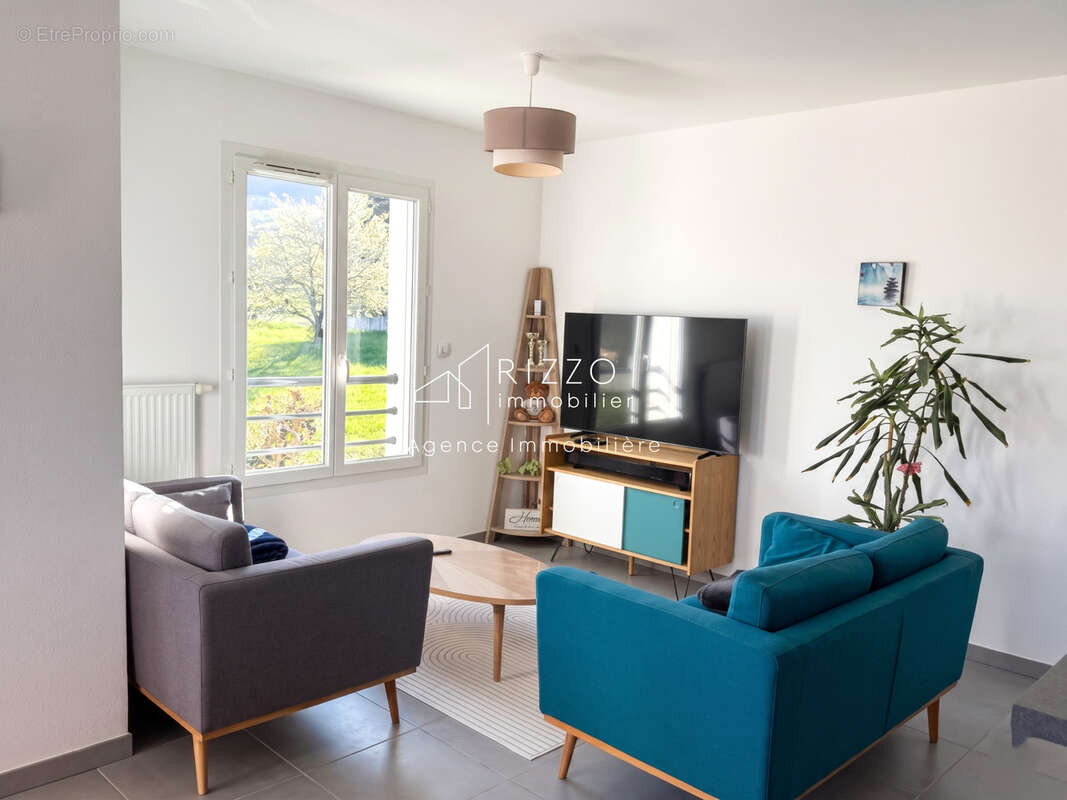 Appartement à PERON