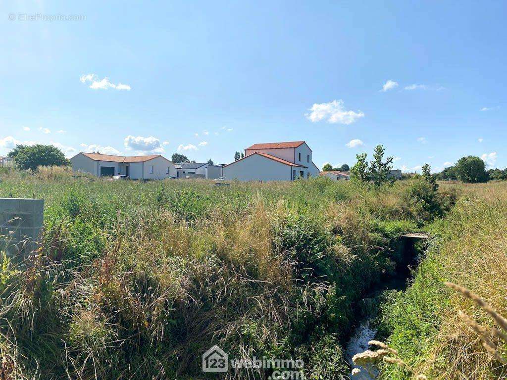 ...une parcelle de 602m² vous attend. - Terrain à LA RENAUDIERE