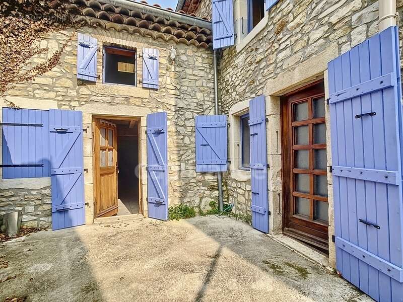 Dpt Drôme (26), à vendre proche de LA TOUCHE maison en pierre P5 mitoyenne, d'environ 110 m² habitables avec cour - photo 3