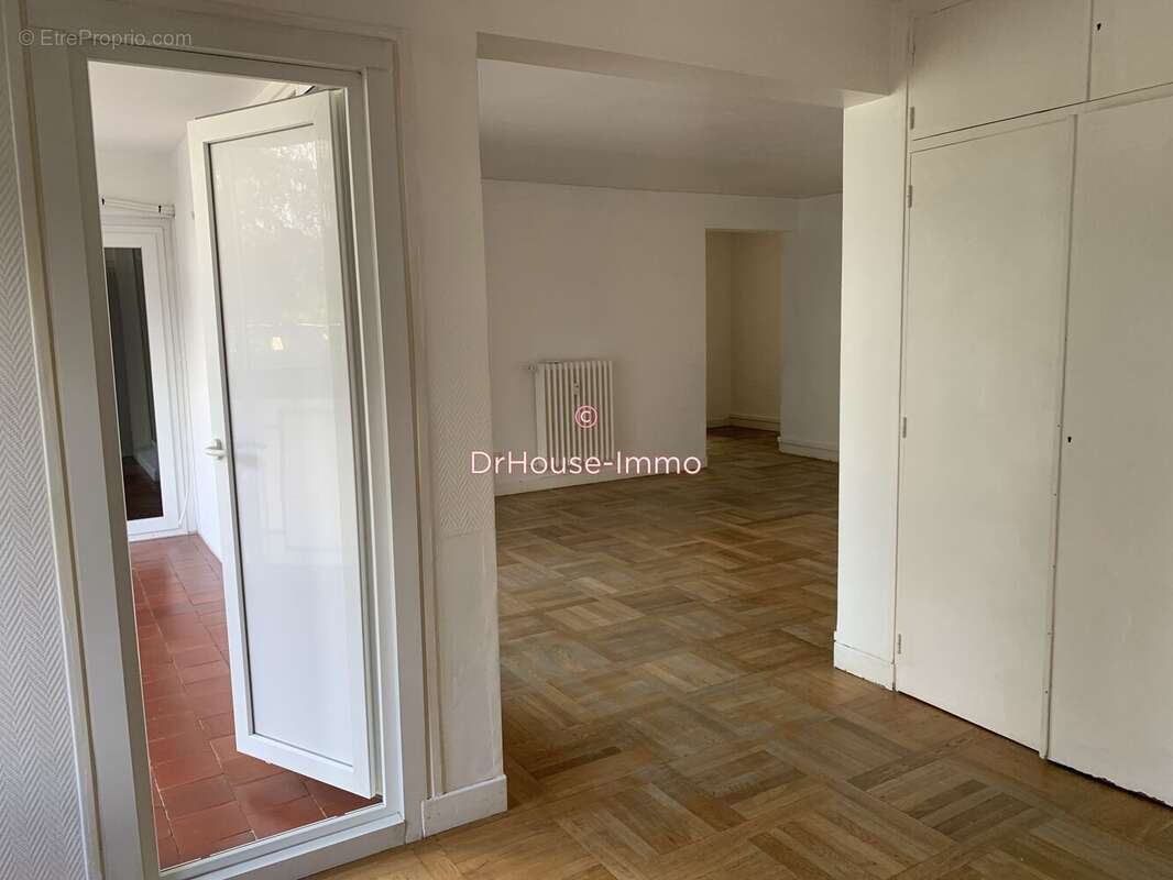 Appartement à BAGNOLS-SUR-CEZE