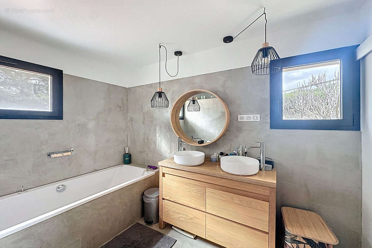 Maison à SIMIANE-COLLONGUE