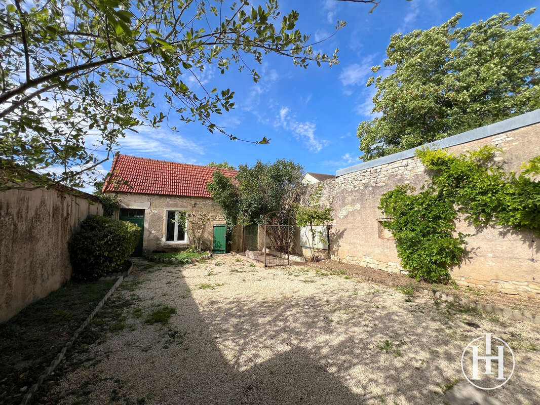 Maison à DUN-SUR-AURON