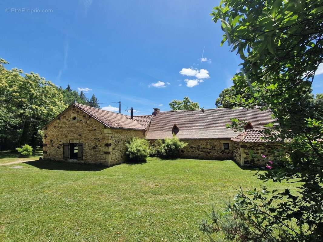 Ensemble périgordin rénové, ses deux roulottes et terrain de plus de 4 ha. - photo 8