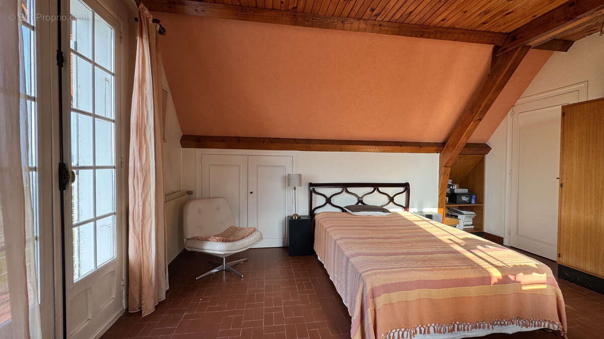 Maison à PUGNY-CHATENOD