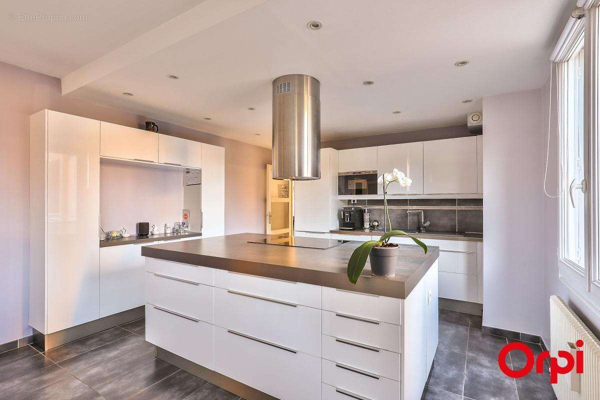 Appartement À Vendre T5 avec cave et place de stationnement - photo 2