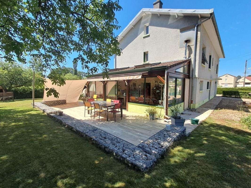 Maison 8 pièces 258 m² · à La Charmee · 258 m² · 380 000 €