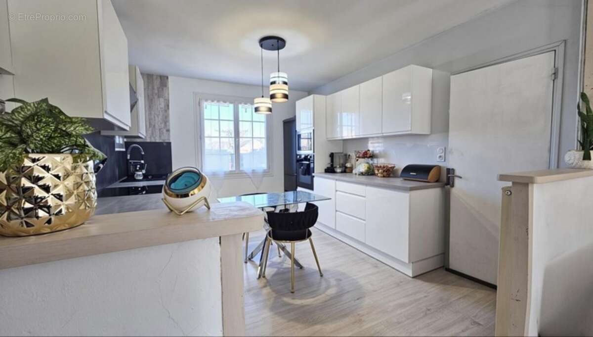 Noyant centre – Plain-pied 3 chambres, jardin sans vis-à-vis et garage de 35 m² - photo 6