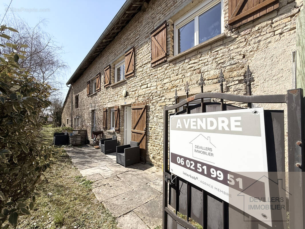 Maison à MONTROND-LE-CHATEAU