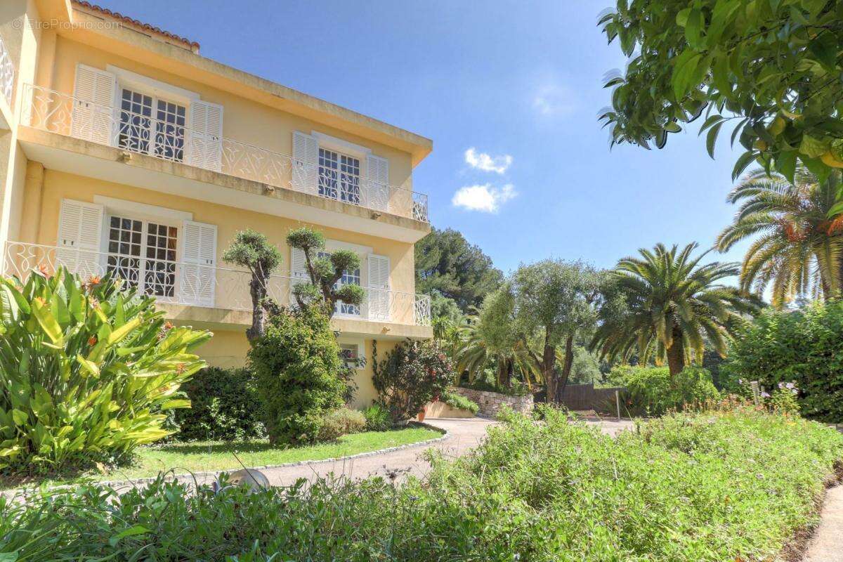 Superbe Maison de Maître avec Piscine et un Sublime Jardin Luxuriant !!! - photo 24
