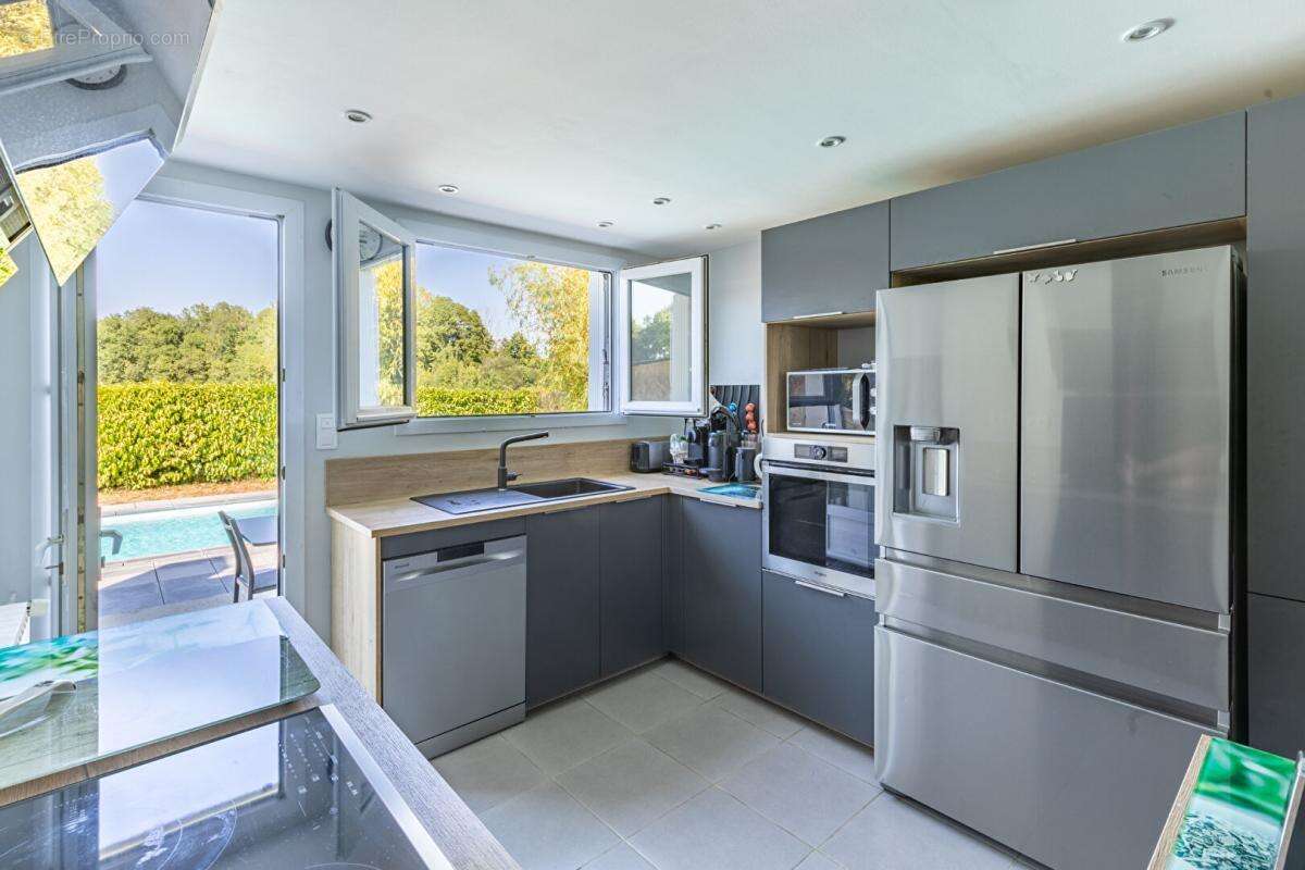 Maison Cugand 5 P . 4 Chs . 121.69 M² . T 1276 M² . Piscine avec abri . Garages . Terrasse - photo 9