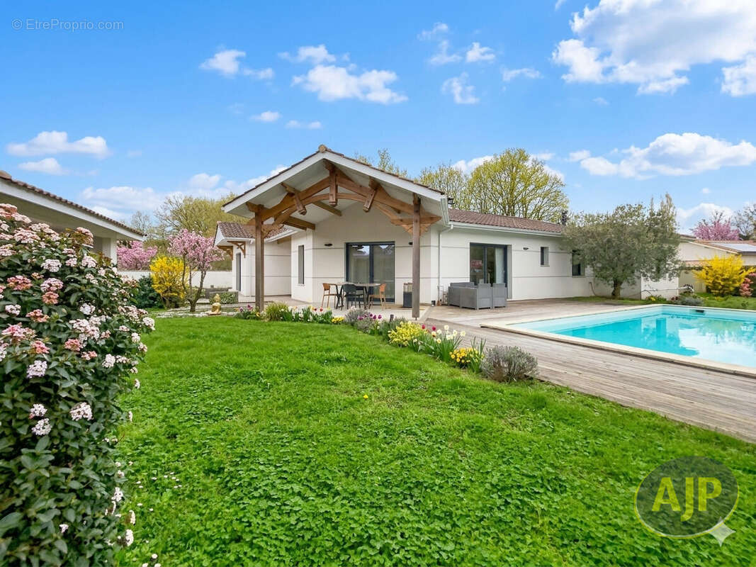 Maison à SAUCATS