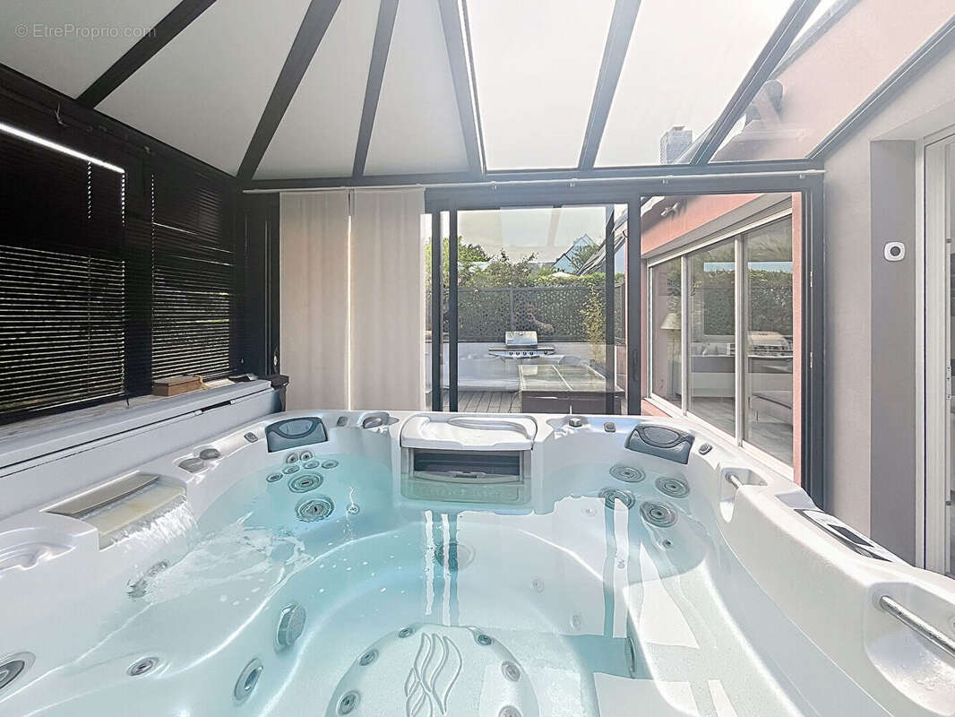 Maison 8 pièces sur un terrain de 1000 m² entièrement clos et arbore - photo 6