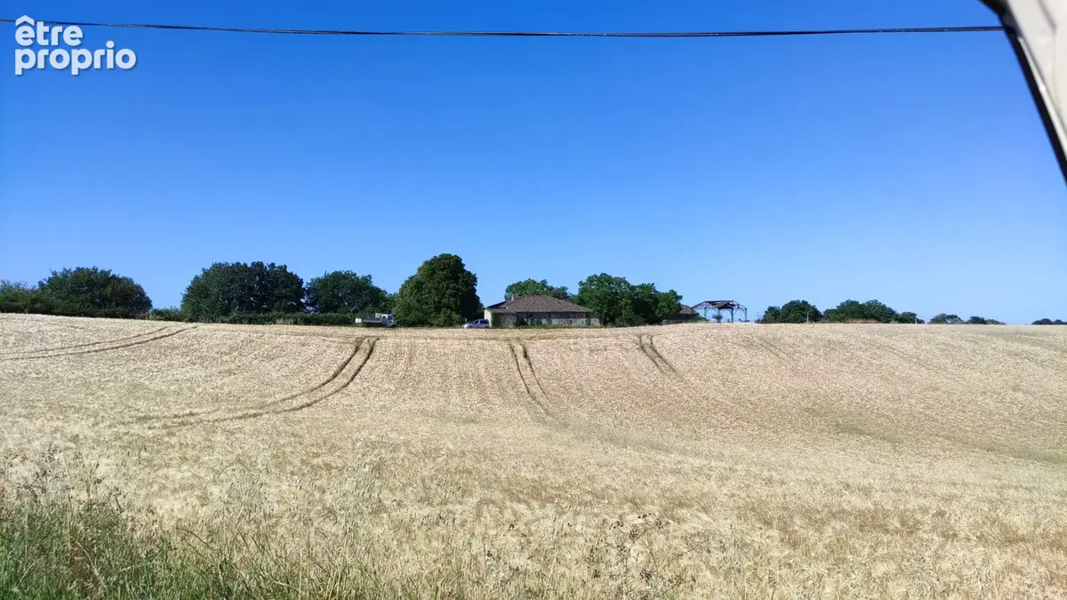 Beau potentiel pour cette propriété en pierre à rénover avec une maison, une grange et un terrain 7802 m2 avec - photo 22