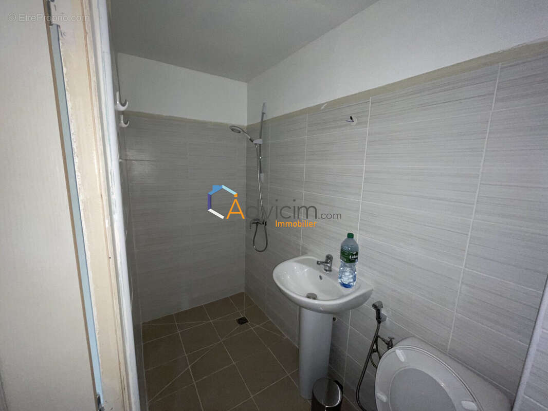 Salle d&#039;eau - T3 - R+2  - Appartement à SAINT-CHAMOND