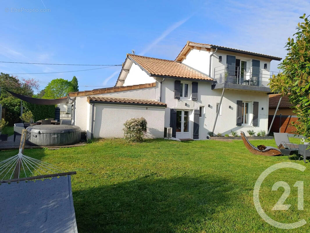 Maison à COUTRAS