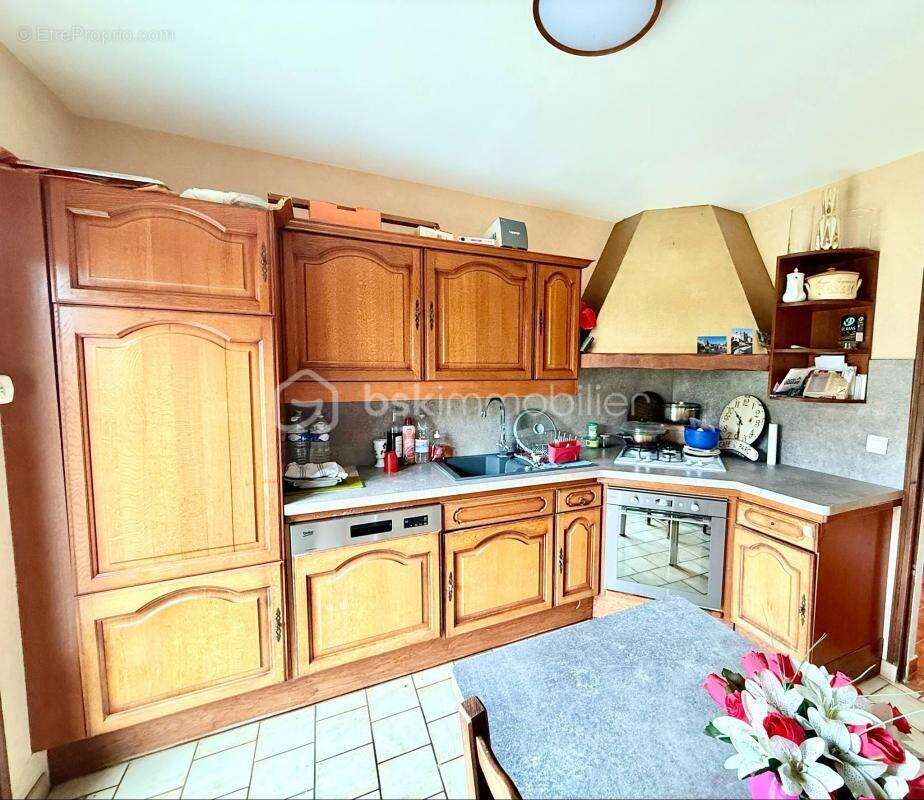 Maison à rafraichir / 5 Chambres / Sous-Sol Total - photo 5
