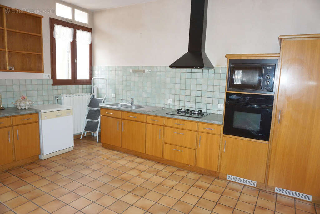 Maison de village avec dépendances. - photo 3