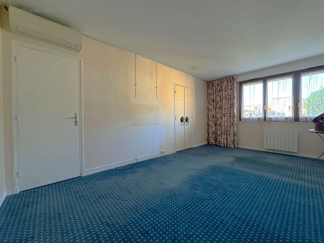 Appartement à BAGNOLS-SUR-CEZE