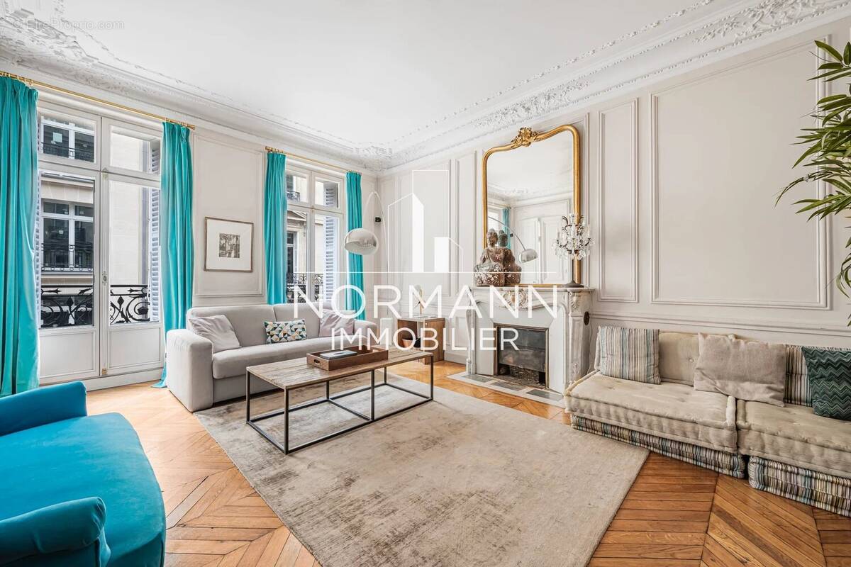 Appartement à PARIS-8E