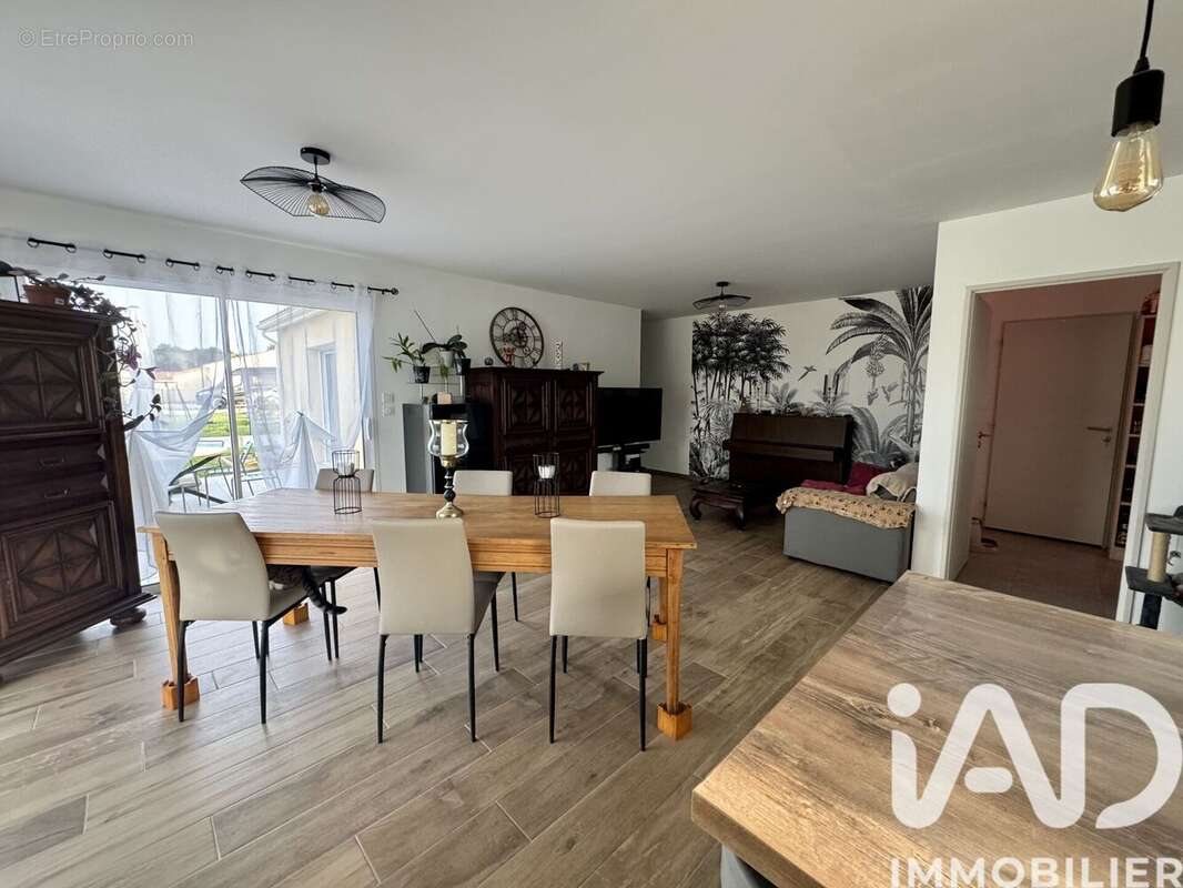 Maison 109 m² à Germignac  - photo 4