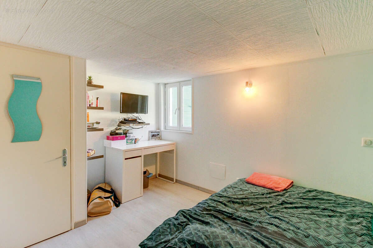 Maison à CHATEAUNEUF-VILLEVIEILLE