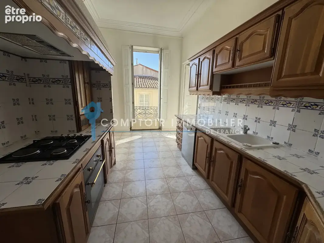 Exclusivité Appartement 144 m2, 3 chambres, grenier + cave - proche arènes - photo 4