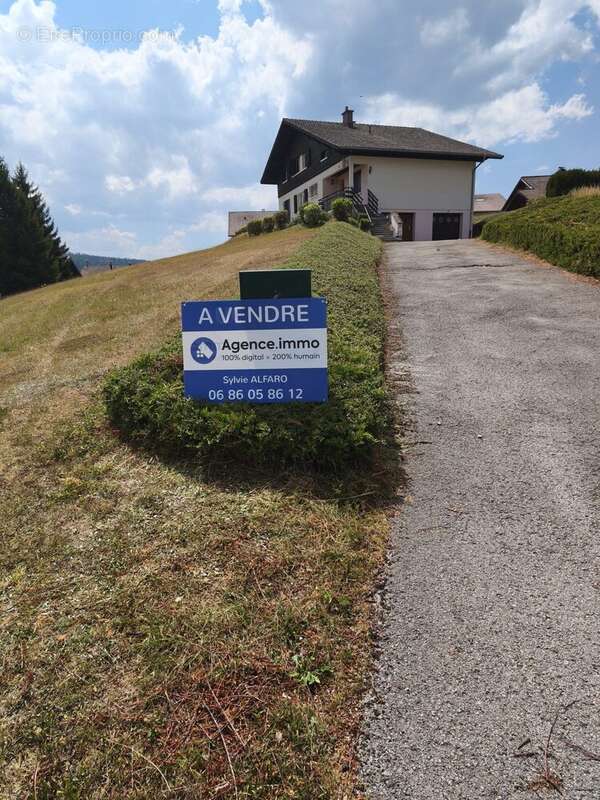 Maison à VAUX-ET-CHANTEGRUE