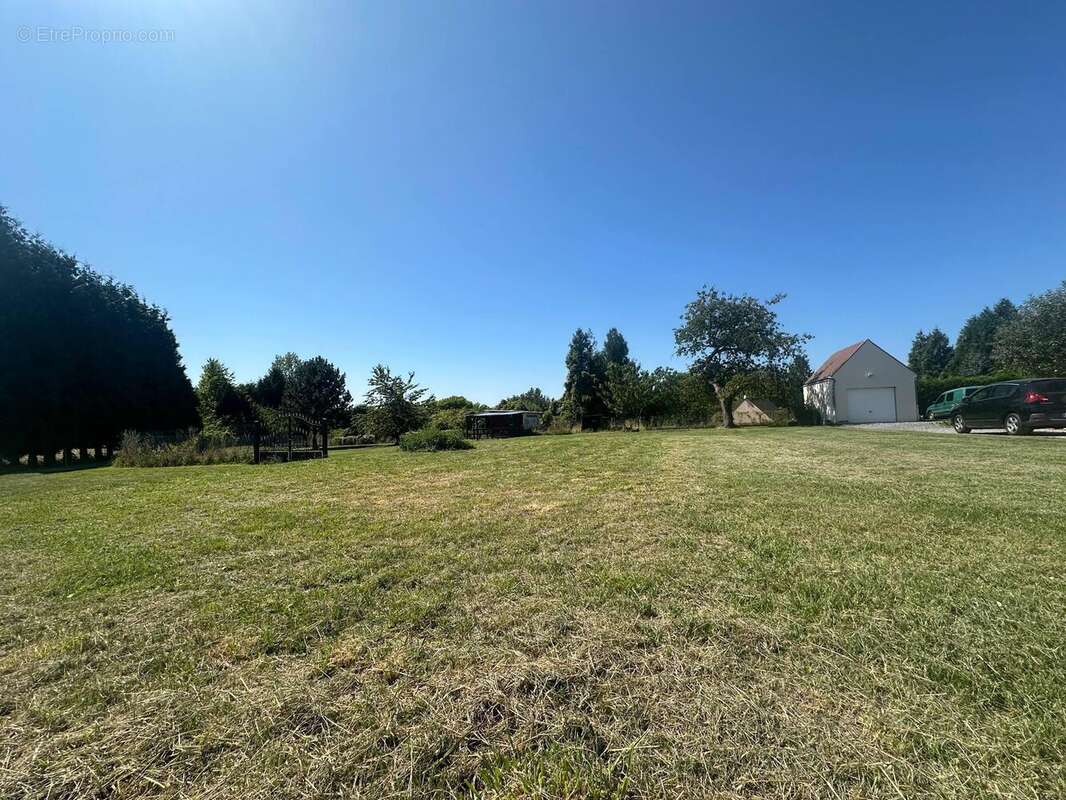 Tous les réseaux sont à proximité - Terrain à MONTHENAULT