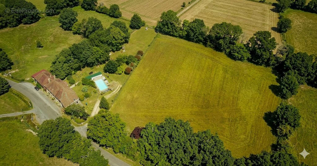 Coup de coeur assuré -Propriété de caractère en pierre-Maison familiale & gîte de 280m2 sur un terrain d'environ 2,8 ha proche d - photo 2