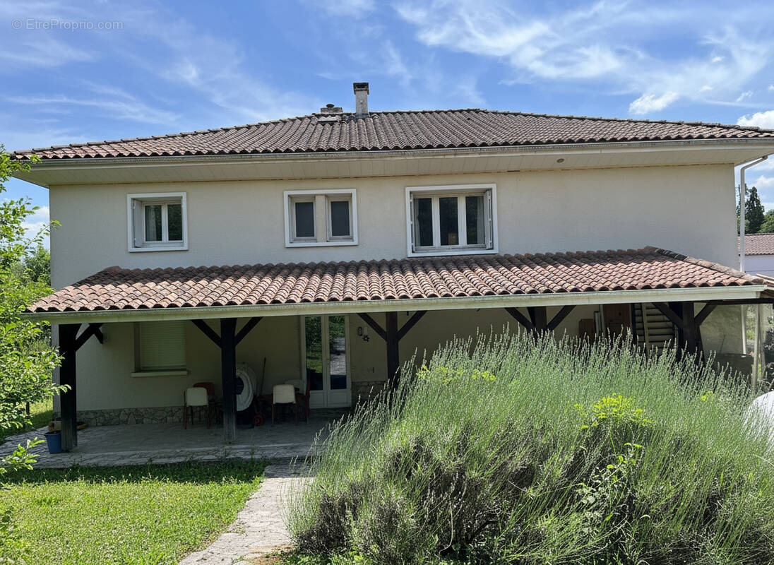 Maison à MONTMOREAU-SAINT-CYBARD